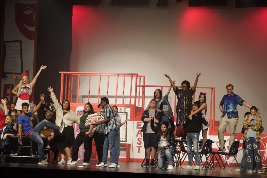 The+Wildcats+just+finish+singing+Status+Quo.
